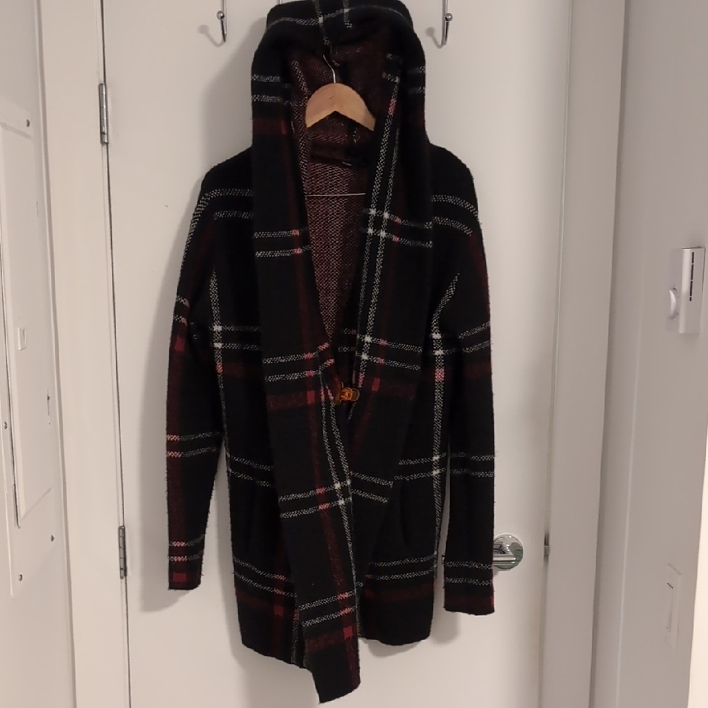 Le Chateau Black and Red Plaid Cape